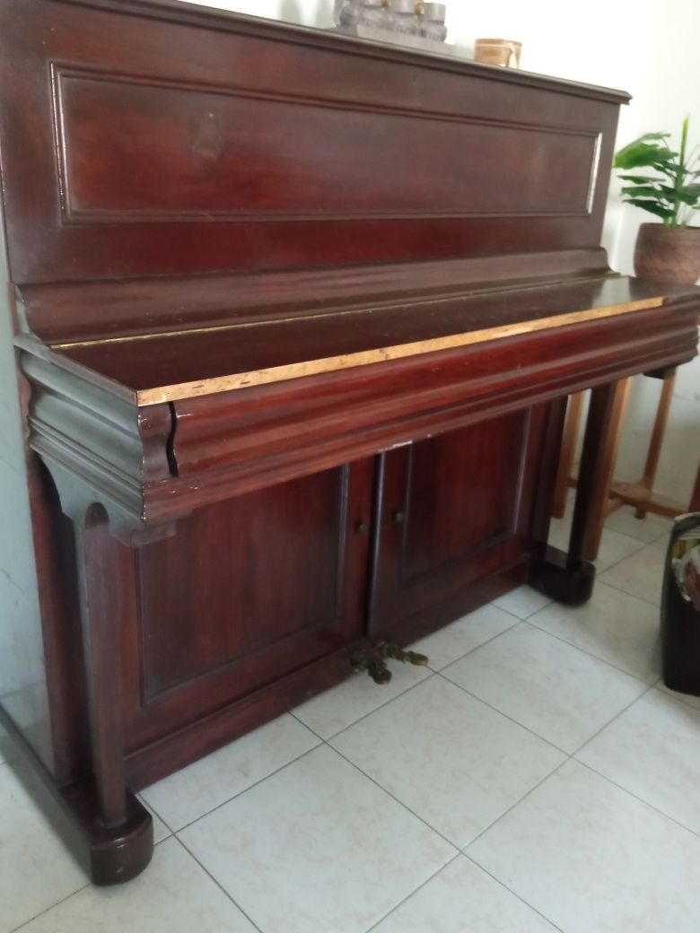 Piano clássico acústico