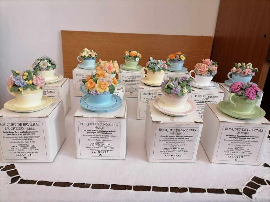 12 minis chávenas da marca Avon. 1 expositor novo