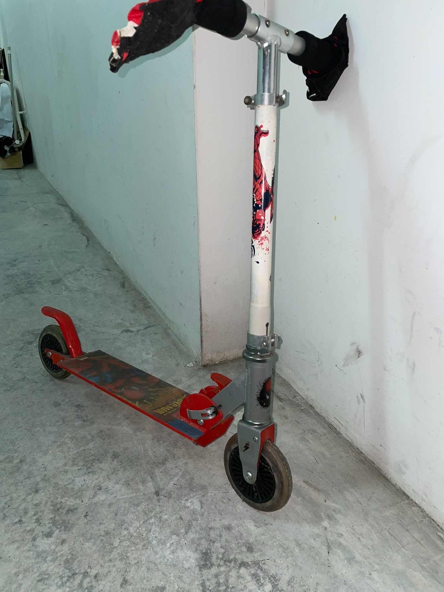 Trotinete de criança Com imagem do HOMEM ARANHA
