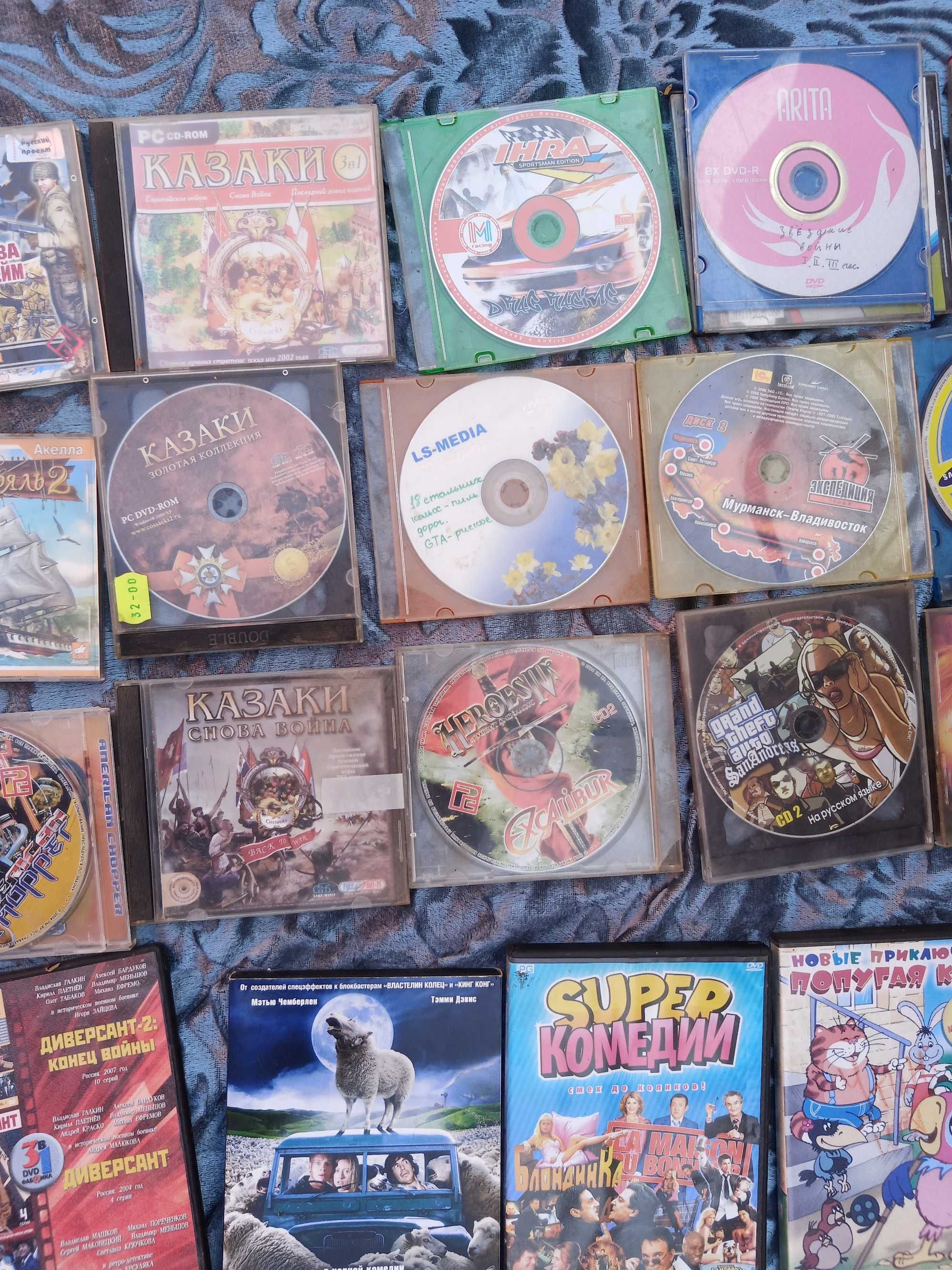 Продам ящик ДВД - СД диски