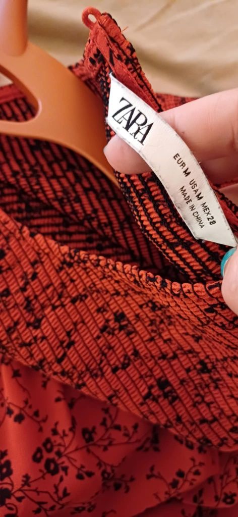 Vestido comprido e fluido com forro da zara