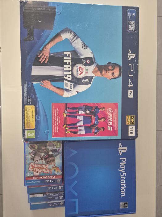 PS4 PRO CUH-7216B + 2 pady + gry