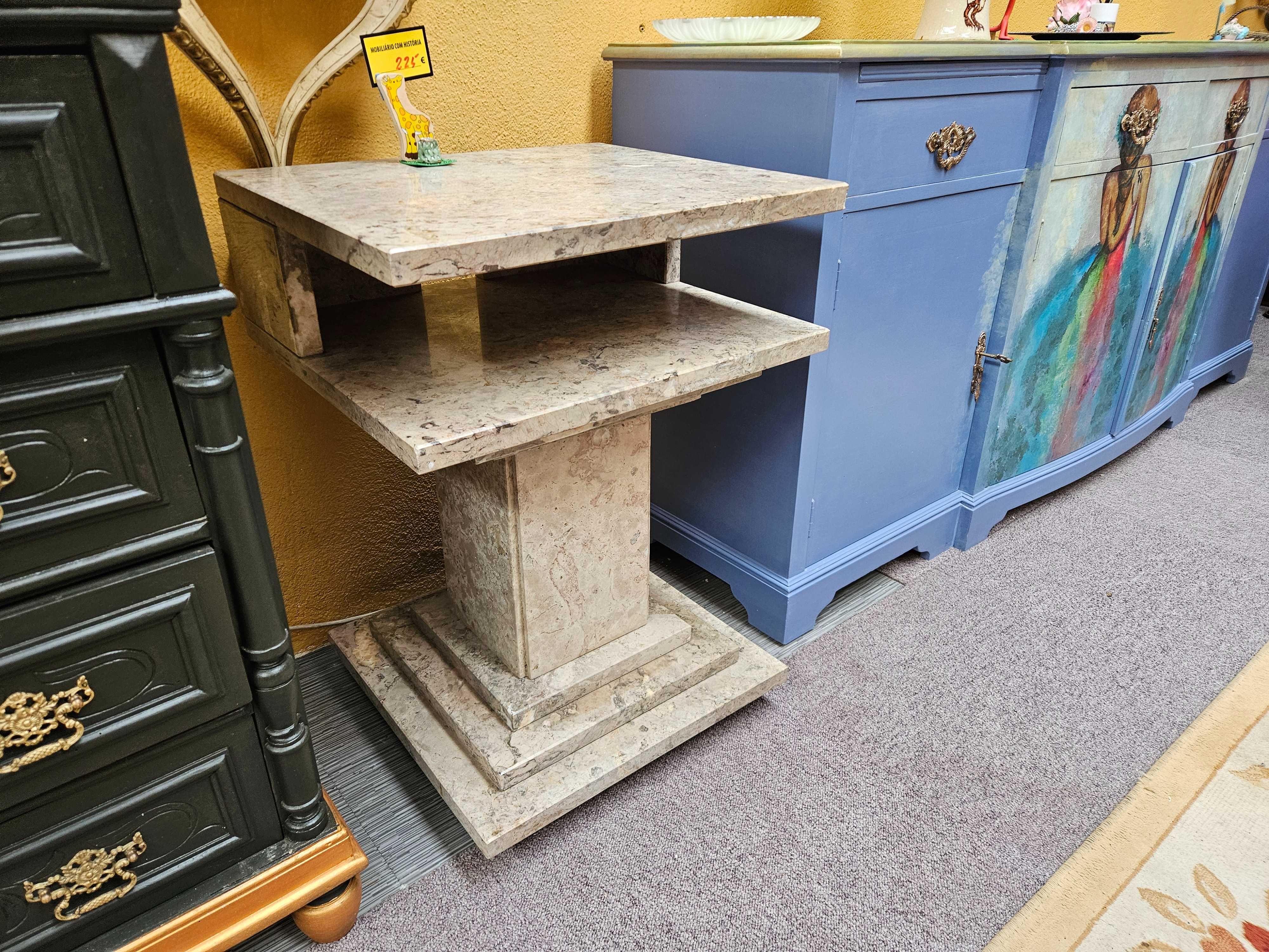 Mesa de apoio em pedra, com rodas - Muito bom e