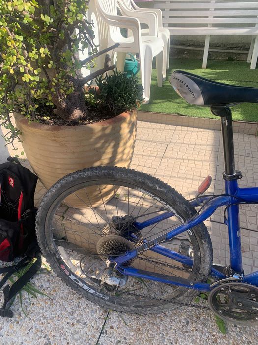 Bicicleta Giant 860 em bom estado, leve e com 28 mudancas.