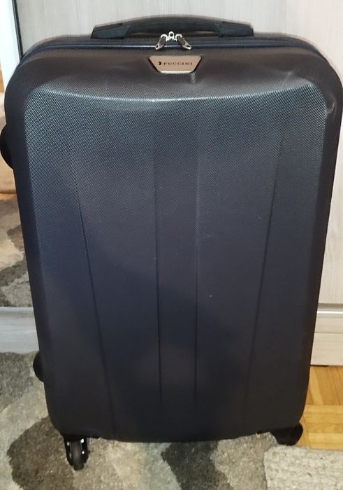 Sprzedam w dobrym stanie średnią walizkę firmy Puccini wym.67#45#23