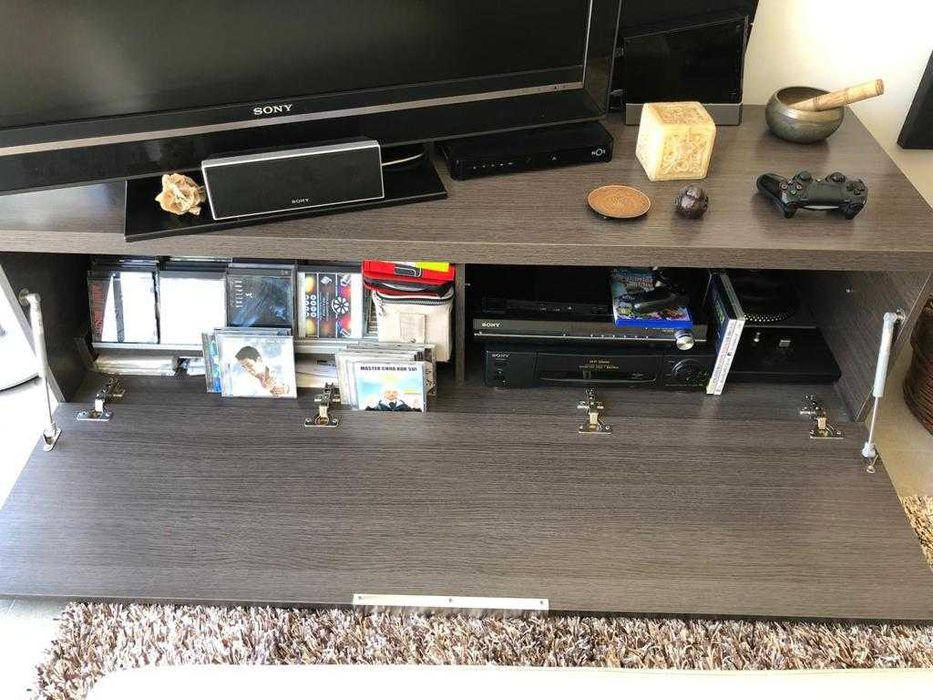 Móvel televisão com porta em vidro preto + madeira