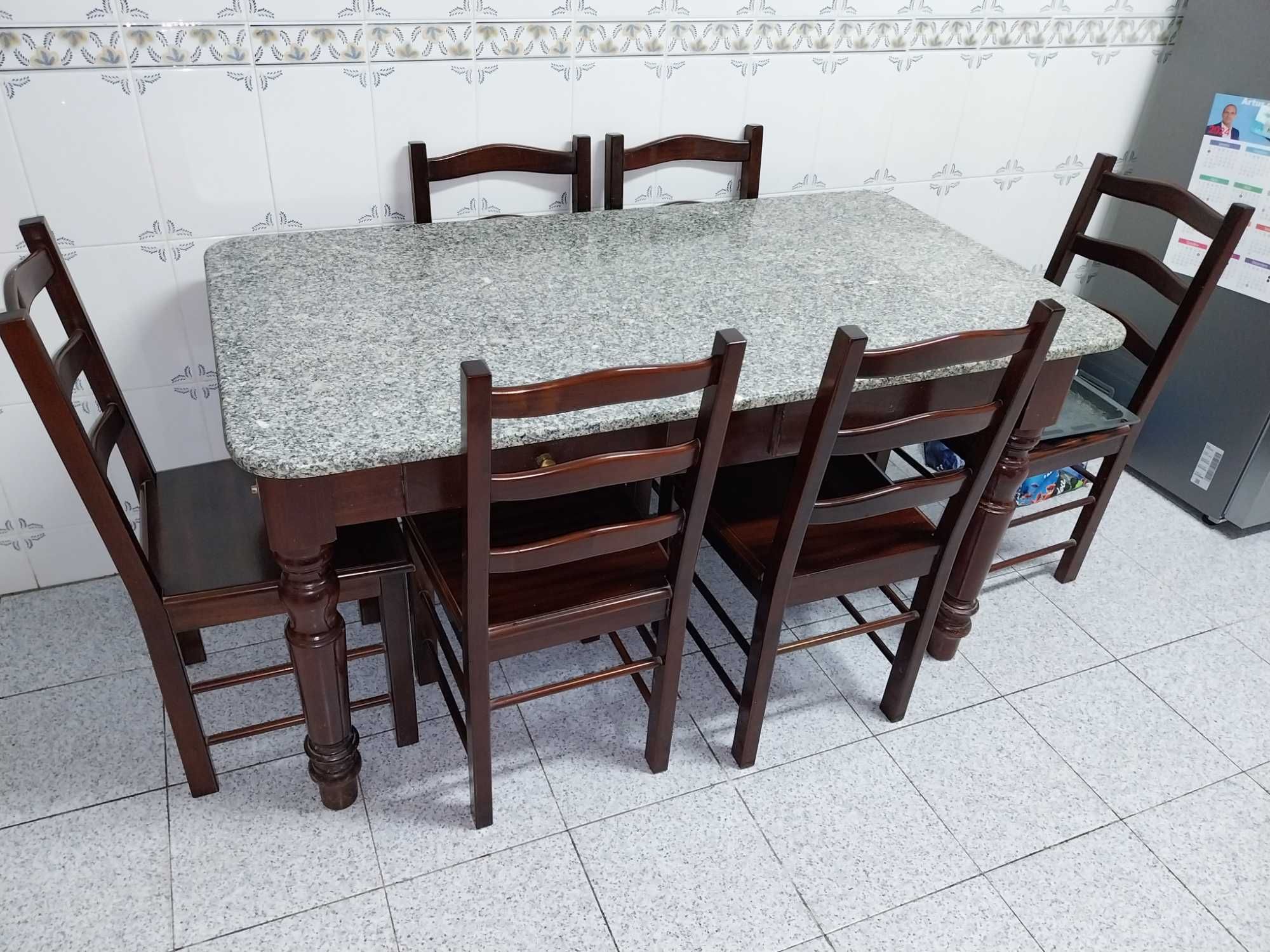 Vendo mesa com tampo de mármore e 6 cadeiras