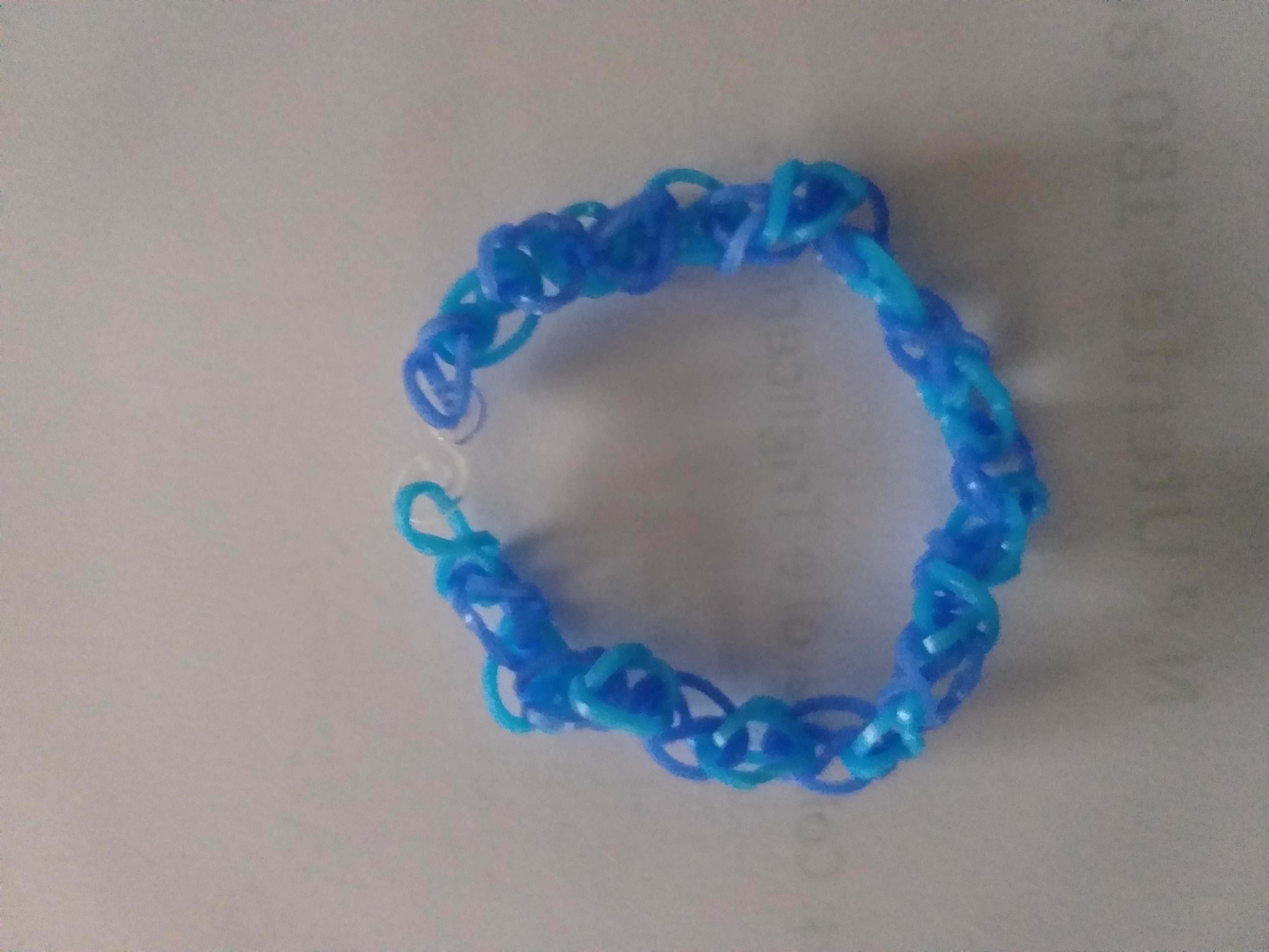 Pulseiras feitas com elásticos