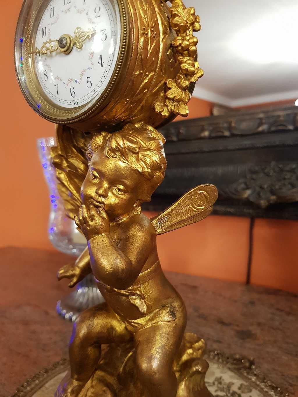Francuski,stojący zegar kominkowy - Amor - miniatura - śr. tarczy 6 cm