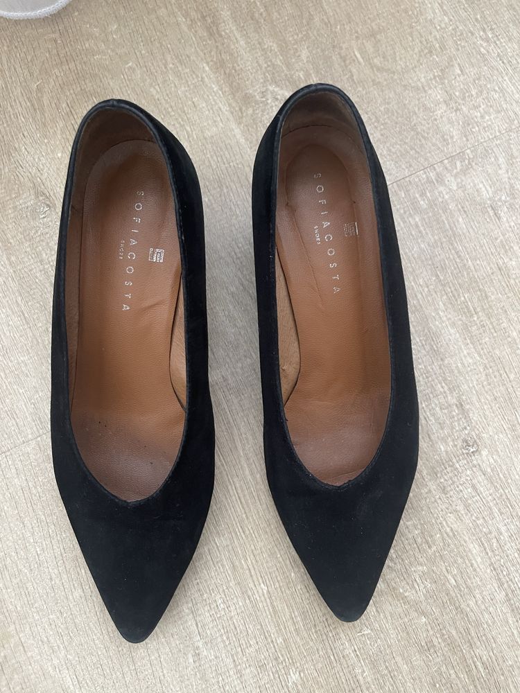 Sapatos pretos em pele camurça