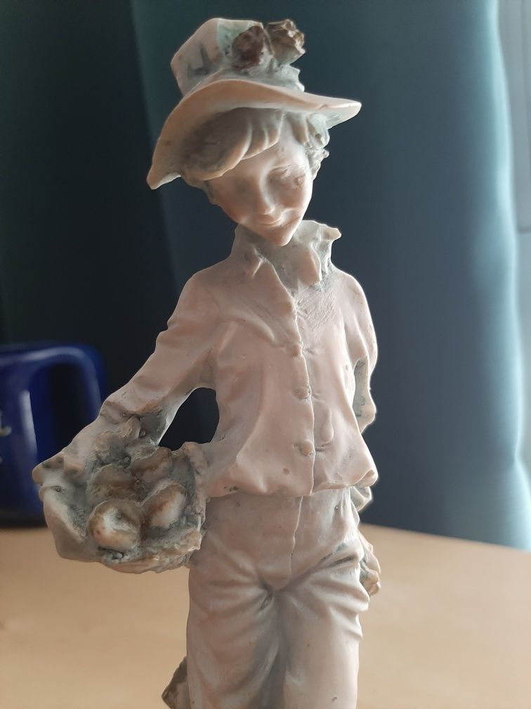 Estatueta em marfinite Rapaz campestre