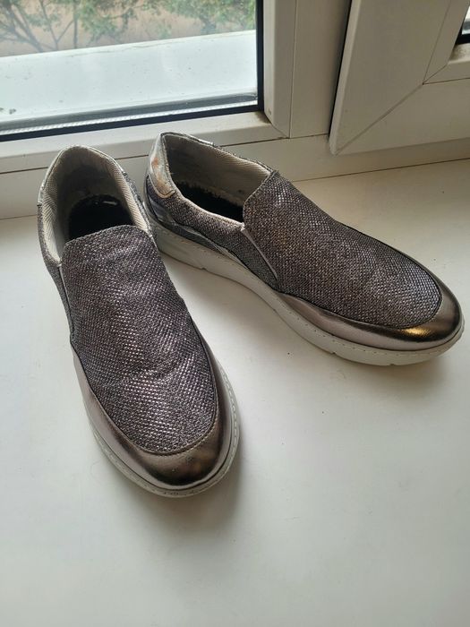 Мокасини, сліпони, кросівки сріблясті, б/у, маломірки 40 розмір на 39