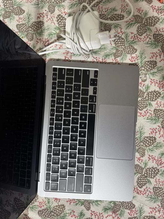 MacBook Air M1 (2020) — Excelente estado