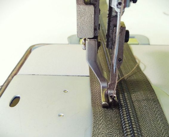 Лапка промышленной швейной машины под молнию и кант