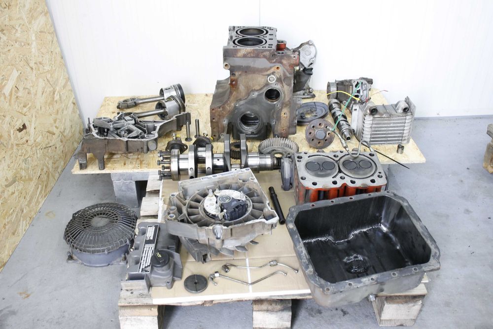 Silnik blok głowica wał korbowy tłok pompa wtrysk części deutz