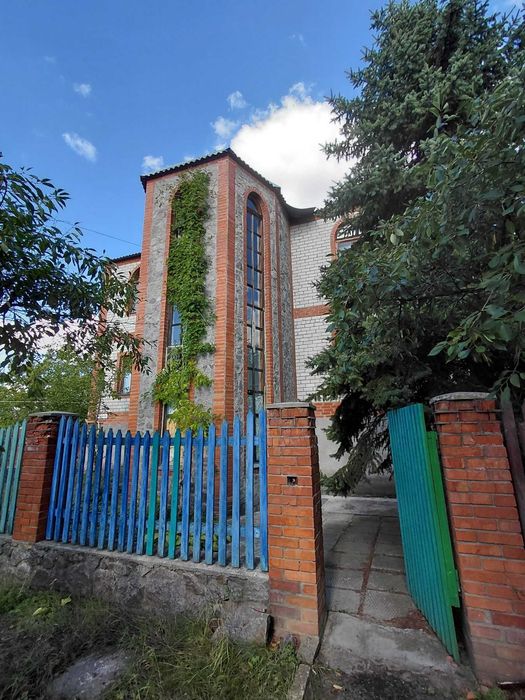 Капітальний будинок з приватизованою земельною ділянкою 10 соток!