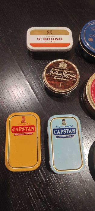 Coleção de latas vazias de tabaco de cachimbo