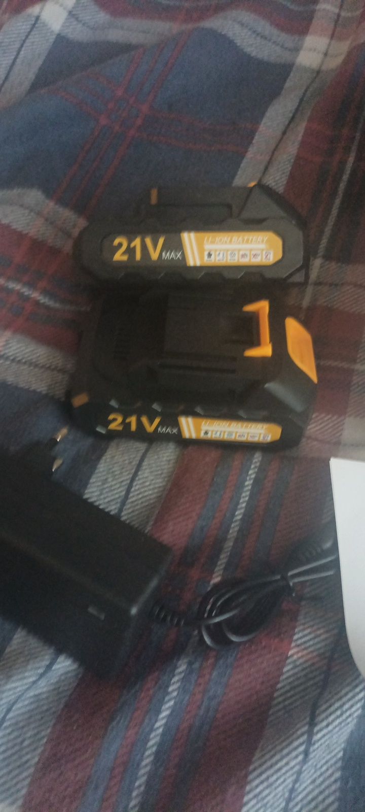 Pistolet malarski 2 akulumatory ,nowe