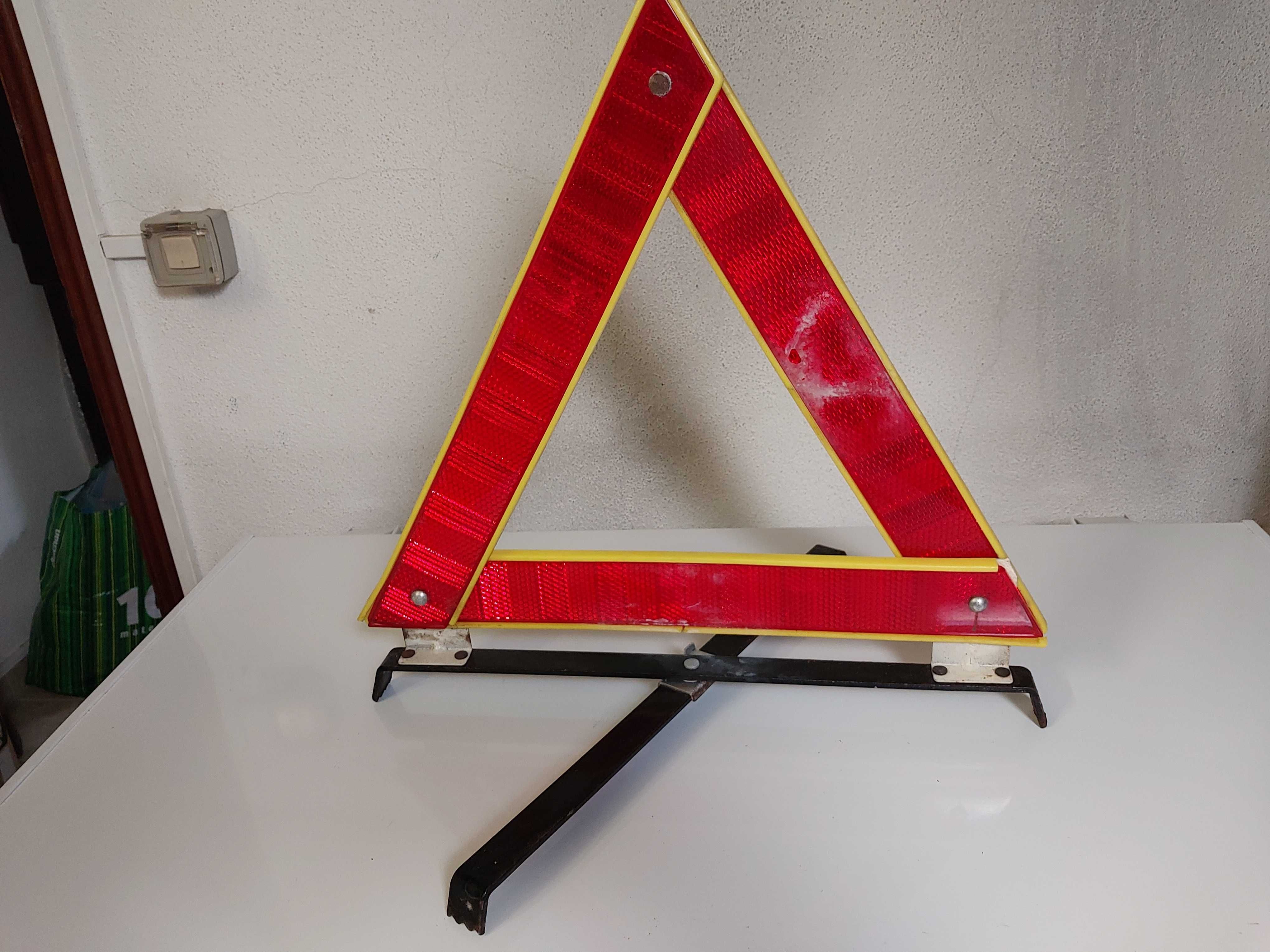 Conjunto de dois triângulos de sinalização de perigo e um macaco