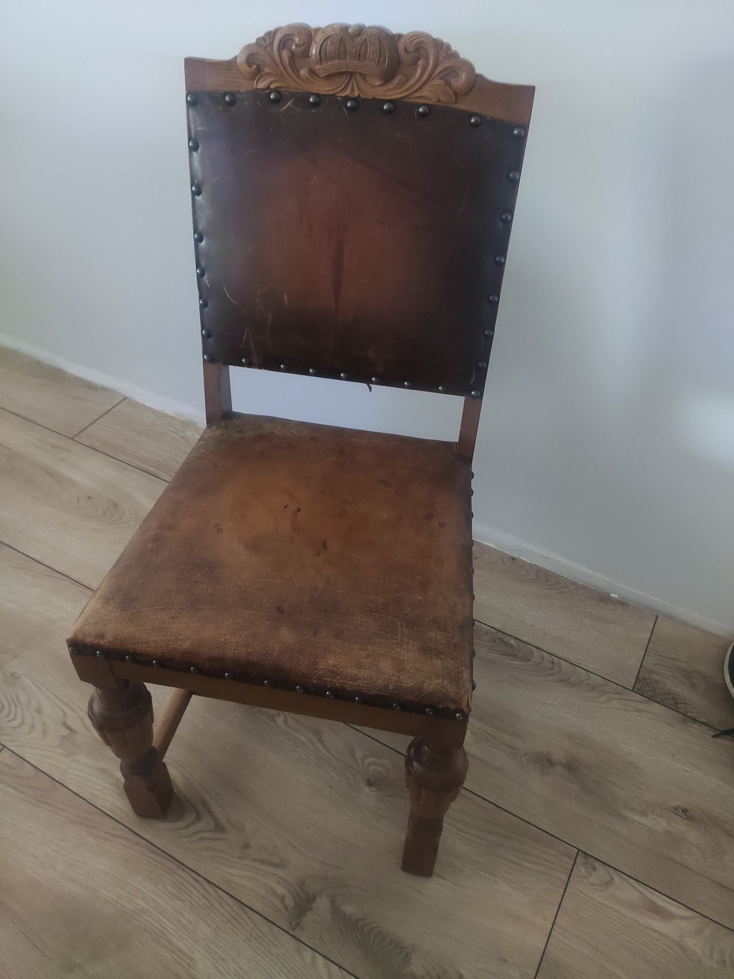 Drewniane krzesło ze skórzanym obiciem, 8 krzeseł na sprzedaż