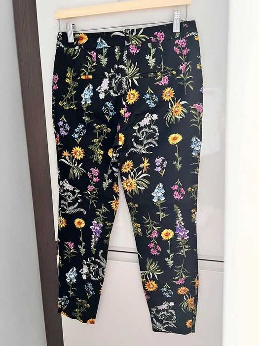 Eleganckie spodnie cygaretki Stradivarius 38 M w kwiaty