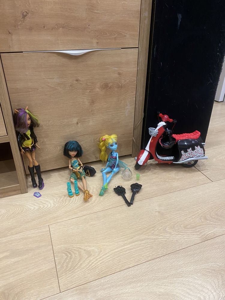 Barbie Monster High + Barbie skuter