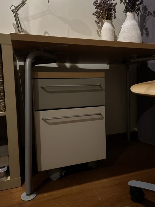 Conjunto de secretária com cadeira, móvel e candeeiro