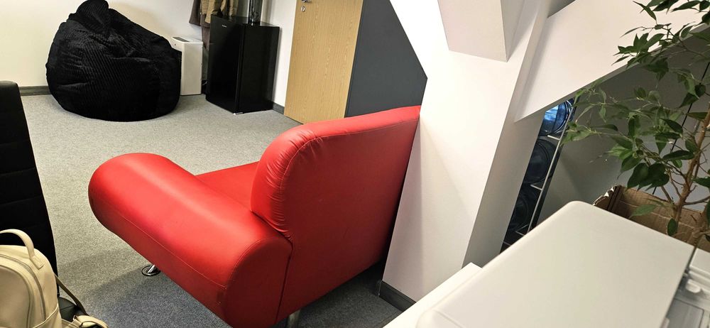 Sofa czerwona metalowe nóżki