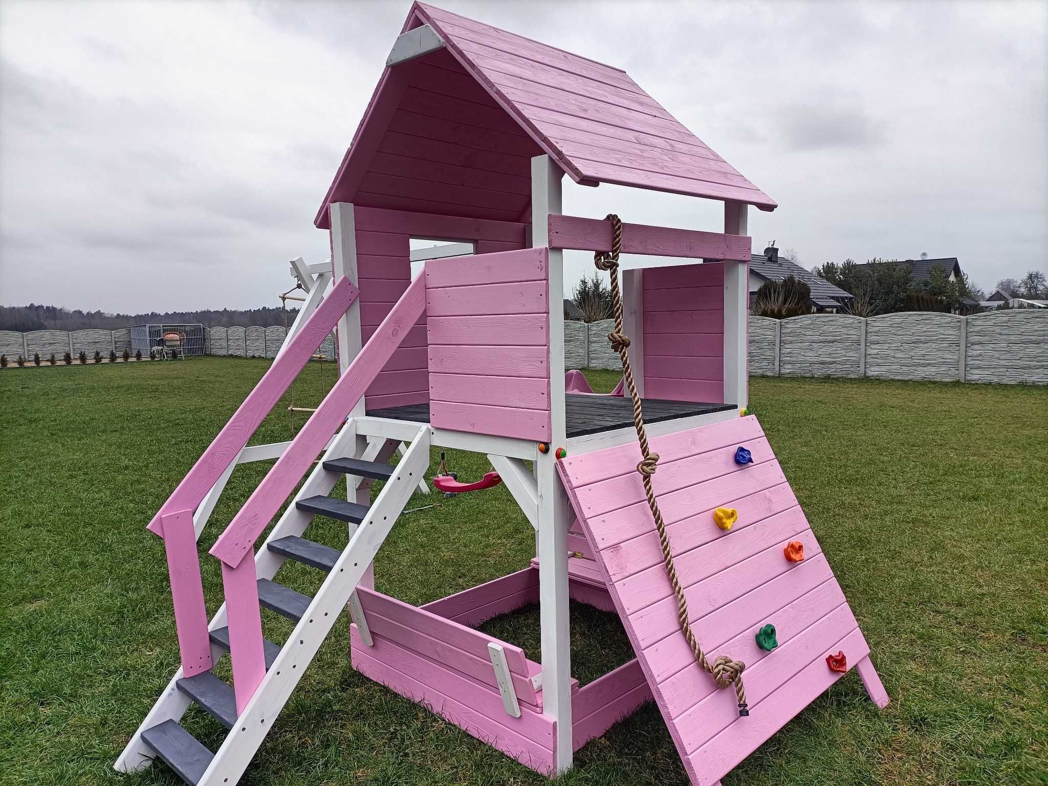 Plac zabaw domek dla dzieci  ścianka wspinaczkowa Montaż