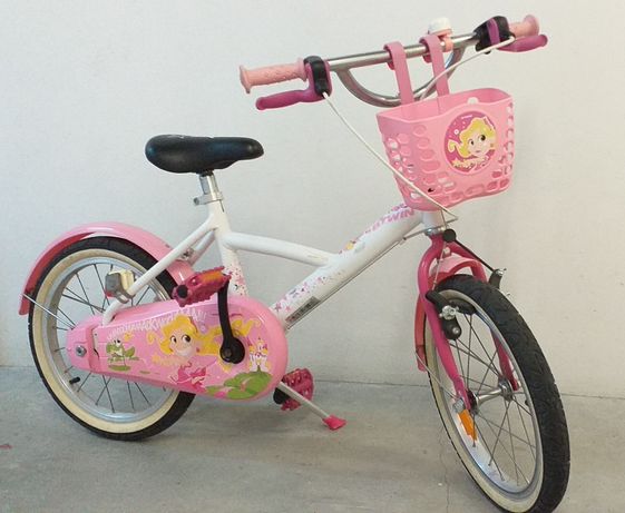 Bicicleta BTwin princesa e sapo, com capacete e proteções