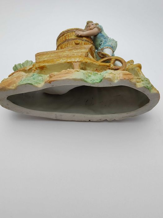 Фарфоровая статуэтка "Мальчик с бочкой". Германия