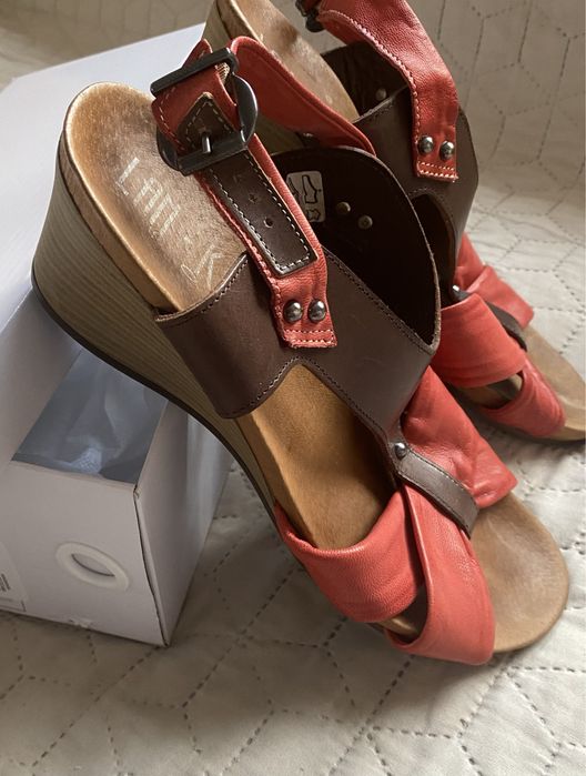 Skorzane sandaly  na malej koturnie rozm 40