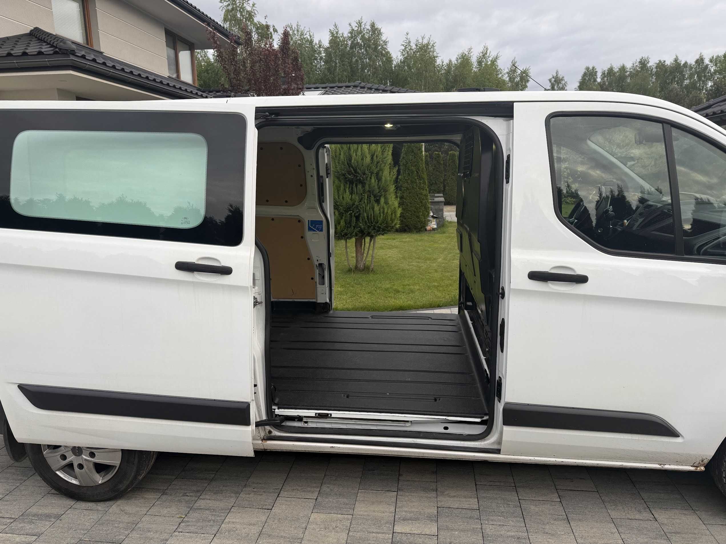 Wynajem busa dostawczego Ford Transit  hak VAT 23% wypożyczalnia aut