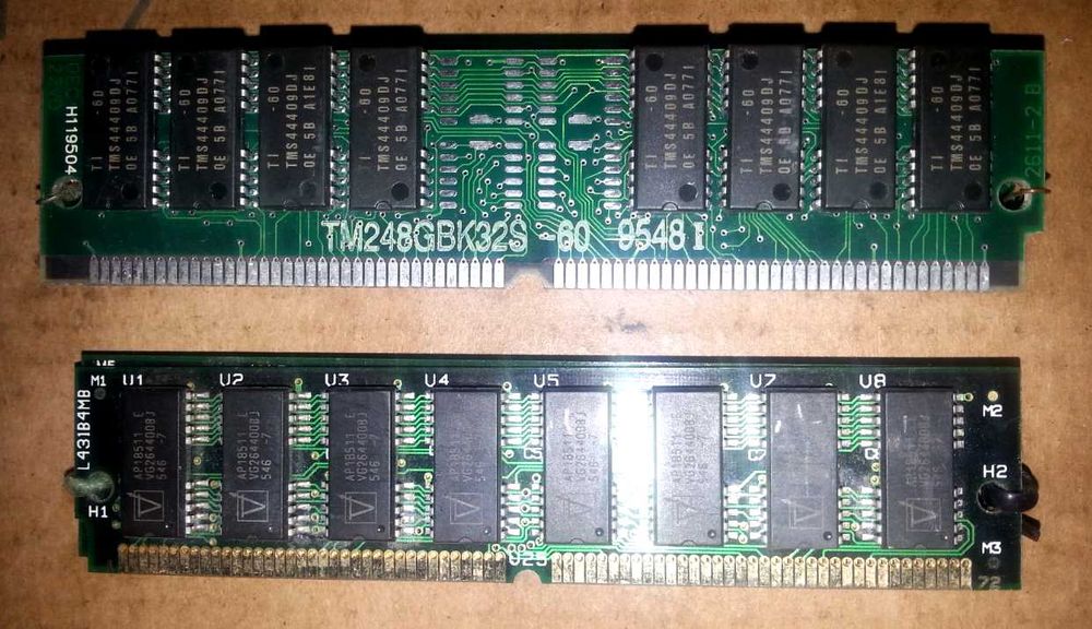 Akcesoria komputerowe: 13 kart pamięci, 2 karty WLAN