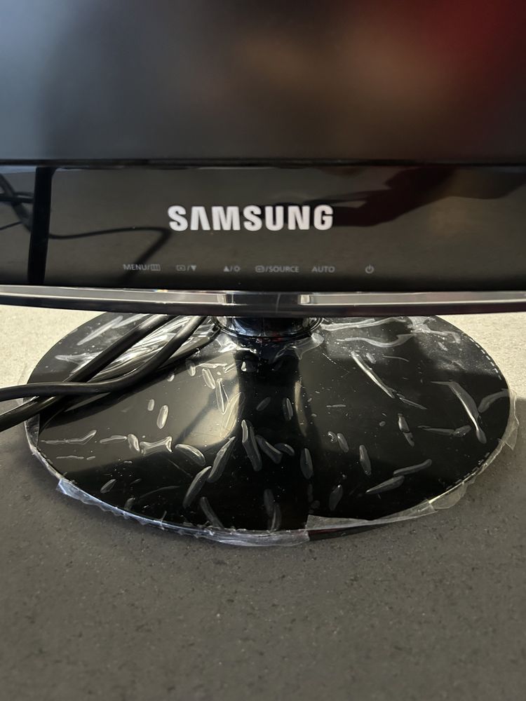 Monitor Samsung B1930N com cabos