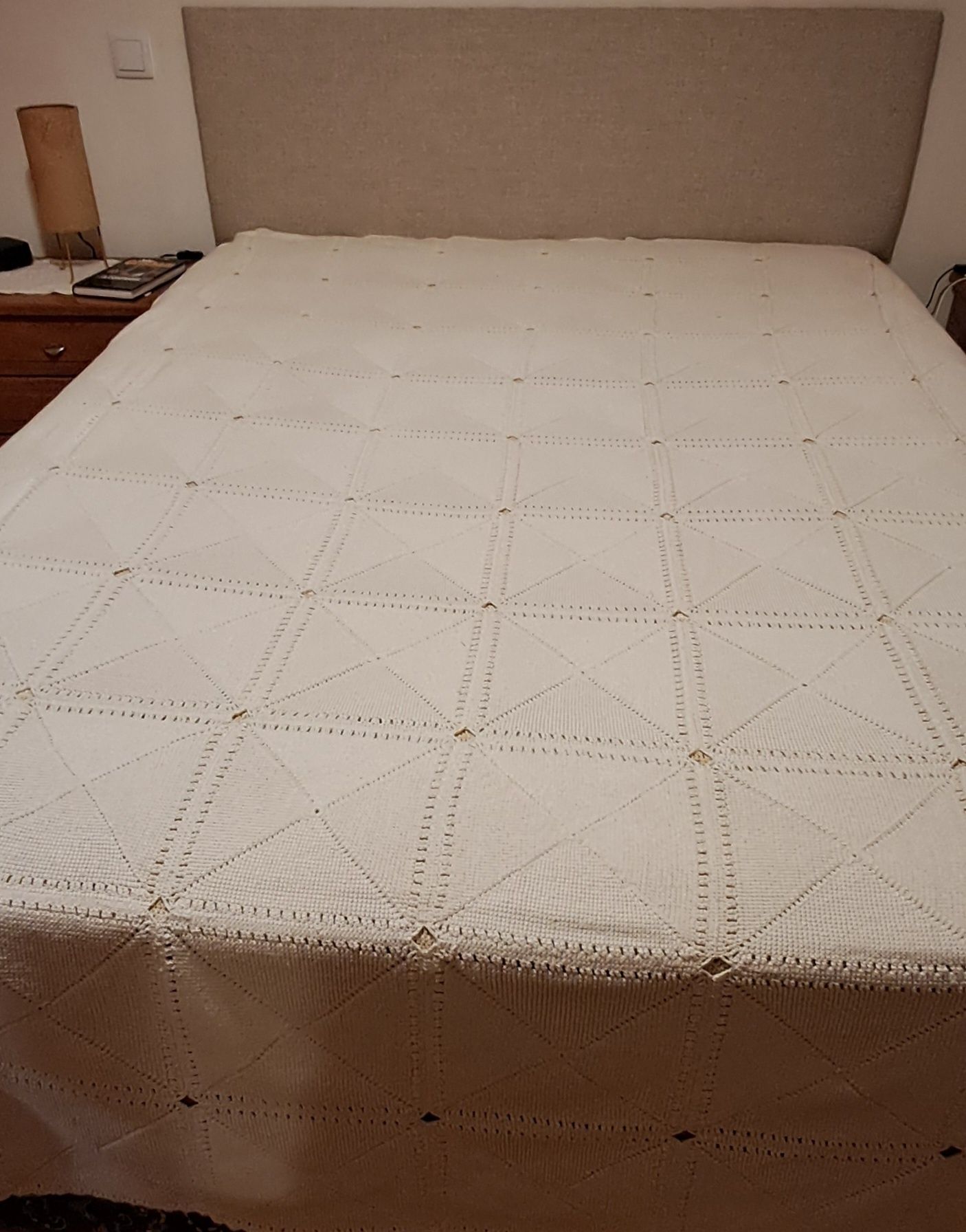 Colcha em crochet para cama de casal.