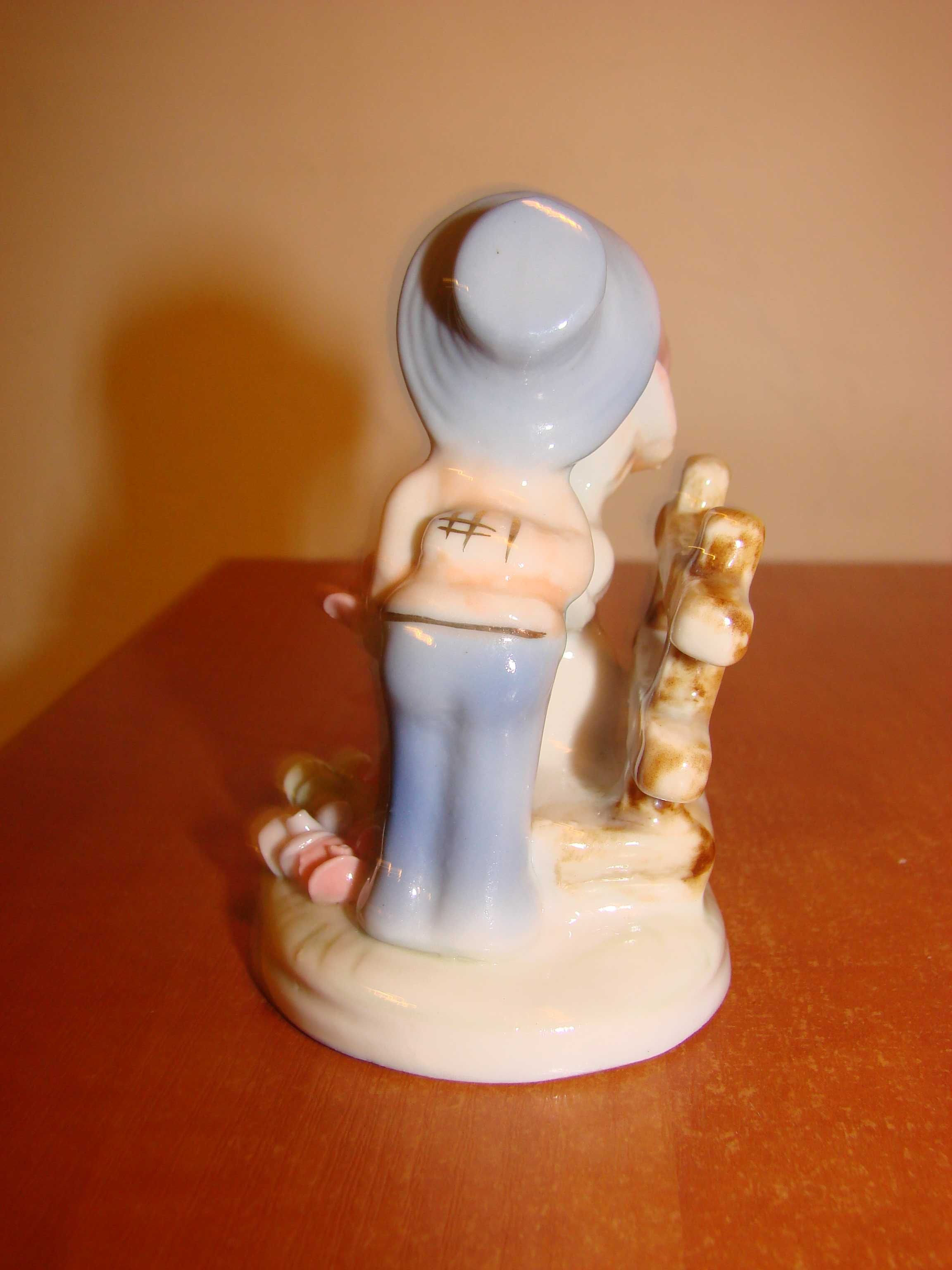 mała porcelanowa figurka