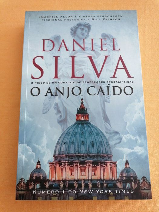 Livro "O Anjo Caído", de Daniel Silva, como novo