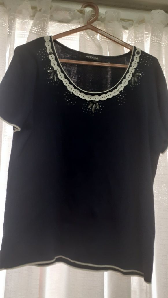 Blusa preta  de malha com aplicações  brancas e brilhantes  linda tama