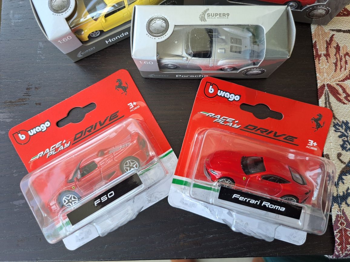 São 12 carrinhos miniatura