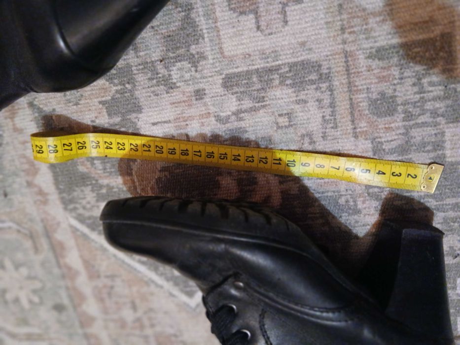 Віддам жіноче осіннє взуття