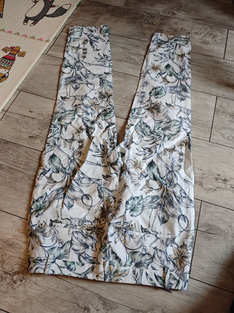 Spodnie białe w kwiaty Zara eleganckie z kieszeniami 98 % bawełna