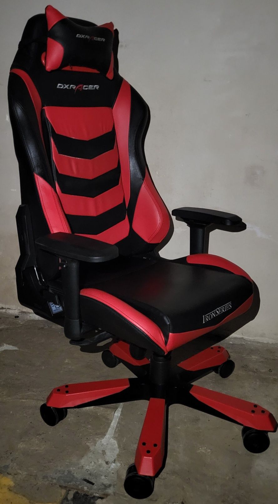 Игровое кресло DxRacer Iron