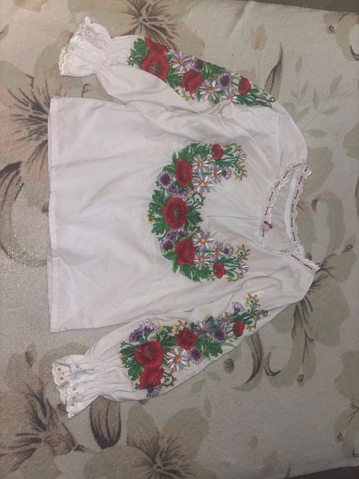 Продам вишиванку на дівчинку
