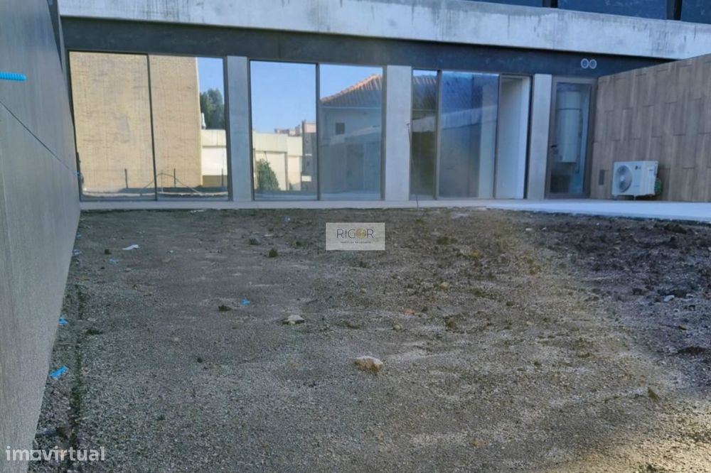 Apartamento T2 de luxo com terraço e jardim de 108m2 a 600 mts da prai