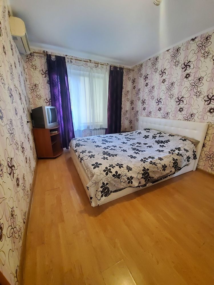 Подобово затишна квартира біля метро Героїв Дніпра.  Оболонь.