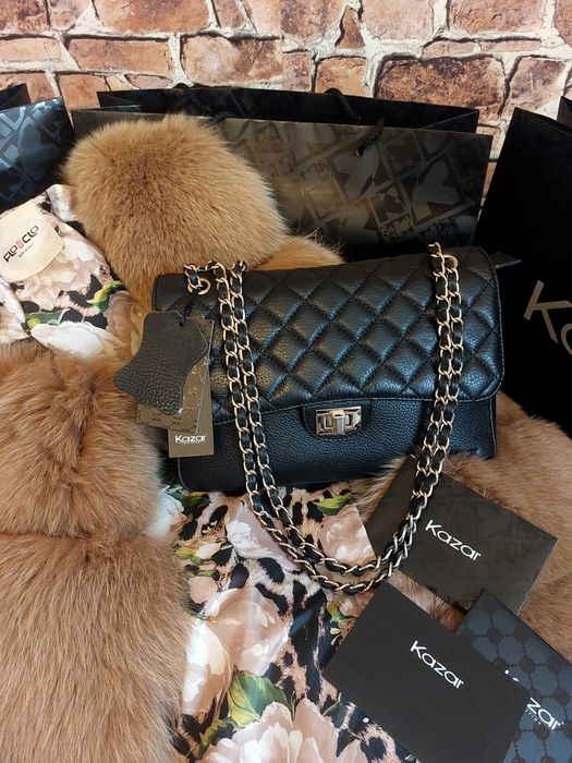 Skórzana czarna torebka z łańcuchem Marki Kazar