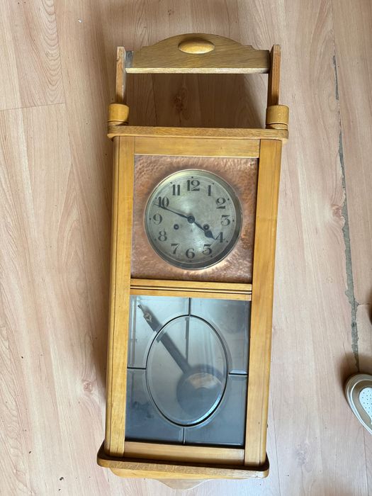 Drewniany zegar ścienny – ręcznie robiony, uszkodzony