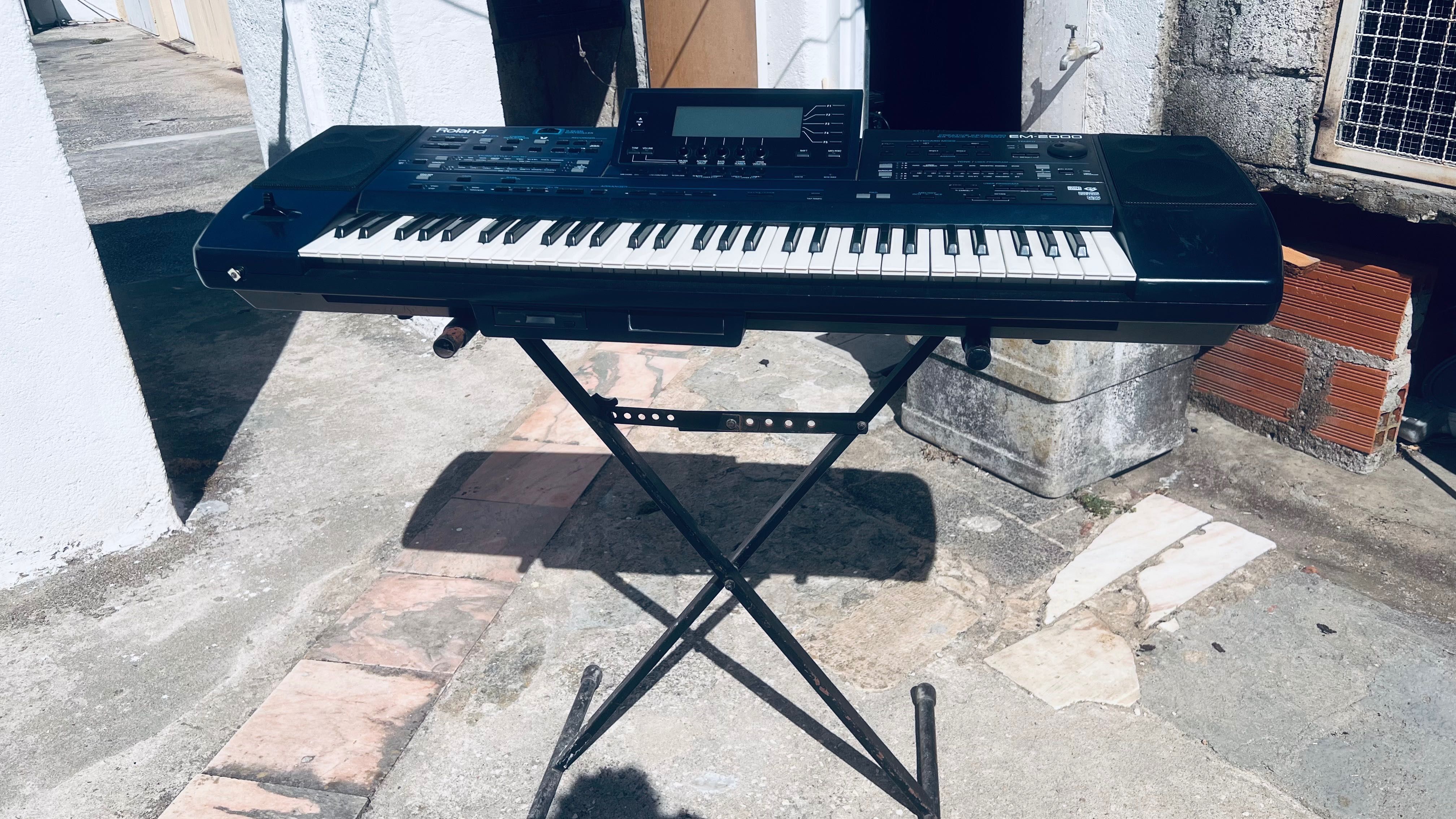 Teclado Roland EM 2000