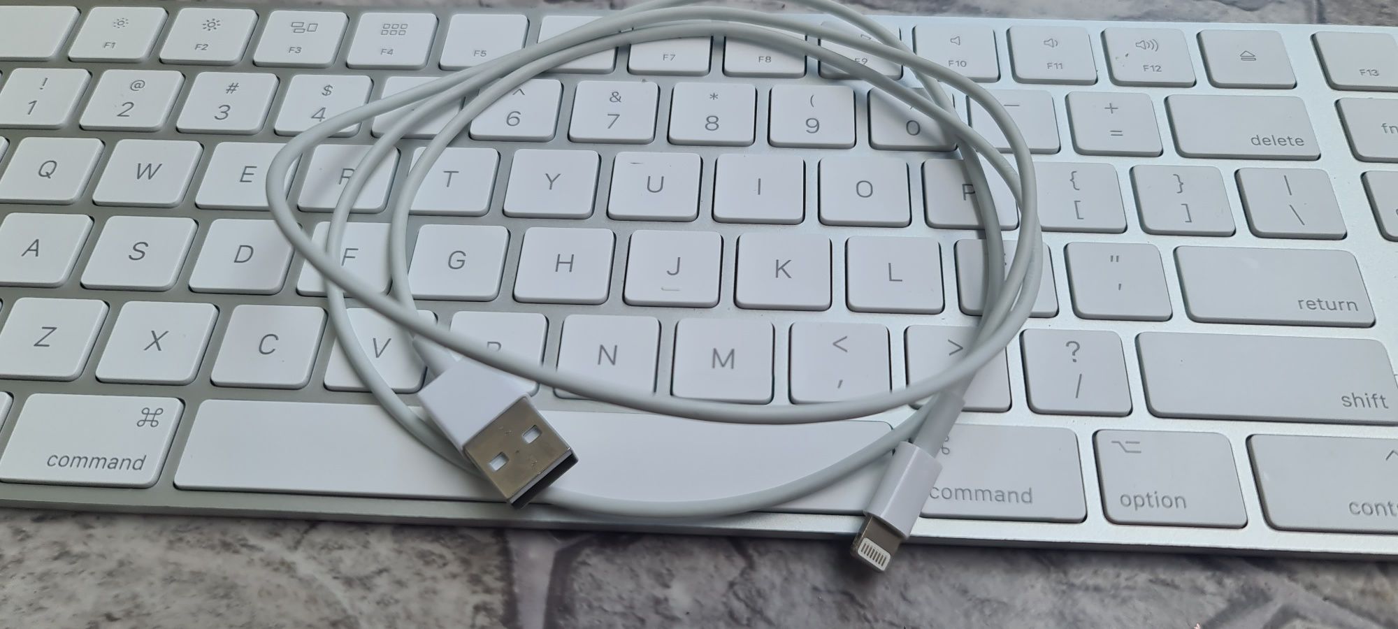Magic Bluetooth keyboard + kabel USB lighting
